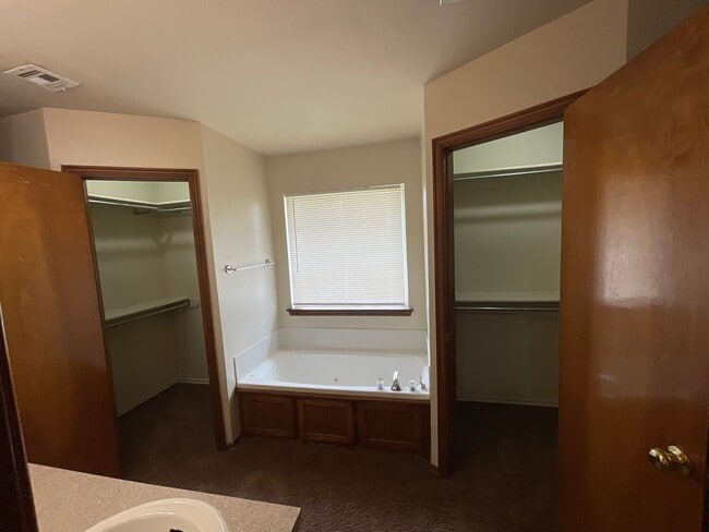 Building Photo - 4 bed, 2 bath, brick, gas stove, dishwashe...