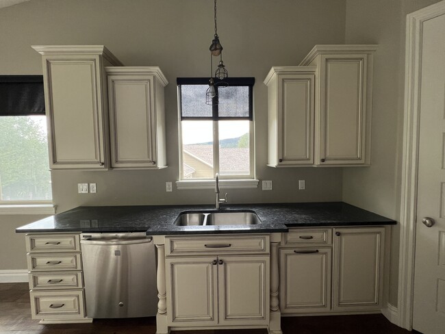 Building Photo - 5974 Robinson Ln