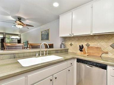 Building Photo - 7204 Marina Pacifica Dr S