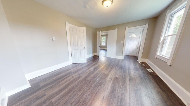 Building Photo - Clark/Fulton - 4 bed/1 bath - Single Family Home