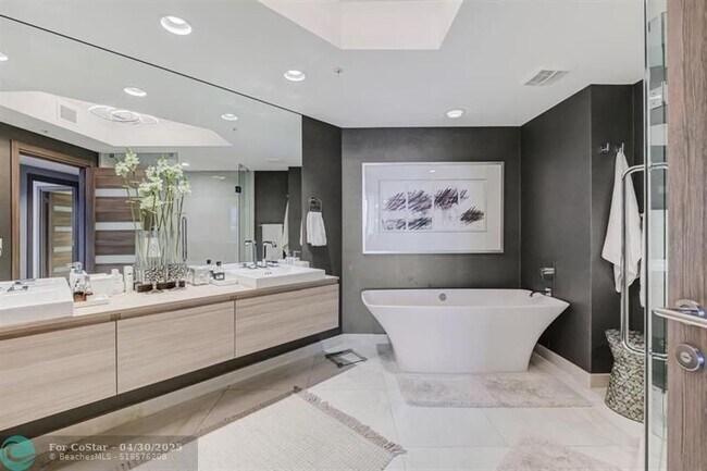 Building Photo - 17301 Biscayne Blvd