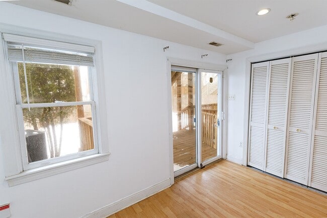Building Photo - Conveniently Located 1 Bedroom Plus Den in Brookland