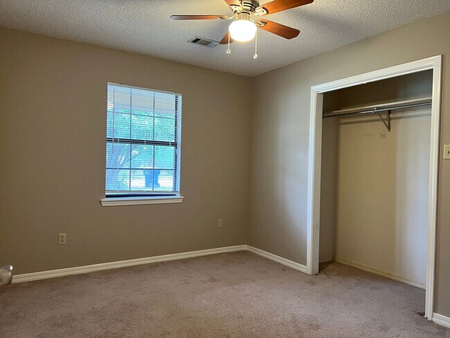 Building Photo - 60 Parkview Dr