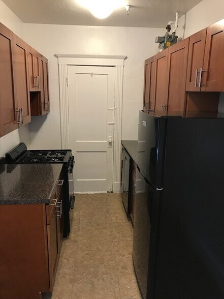 Building Photo - 235 Park Dr