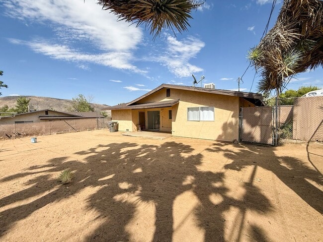 Building Photo - 2 Bedroom Yucca Valley Home