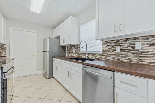 Building Photo - 34 Reybury Ln