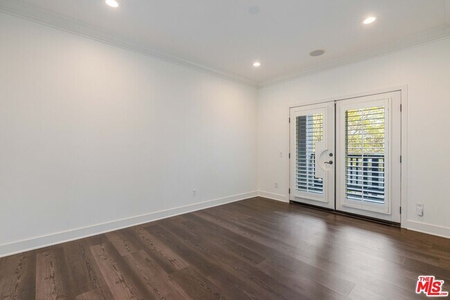 Building Photo - 5800 Seawalk Dr