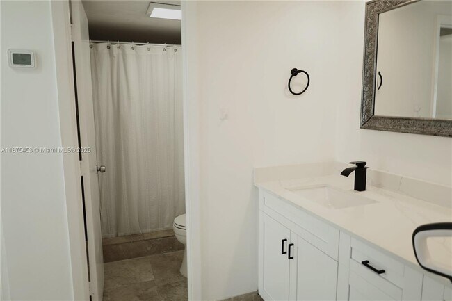 Building Photo - 500 Bayview Dr