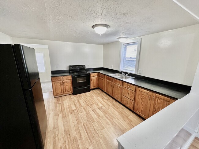 Building Photo - 907 N Maple St