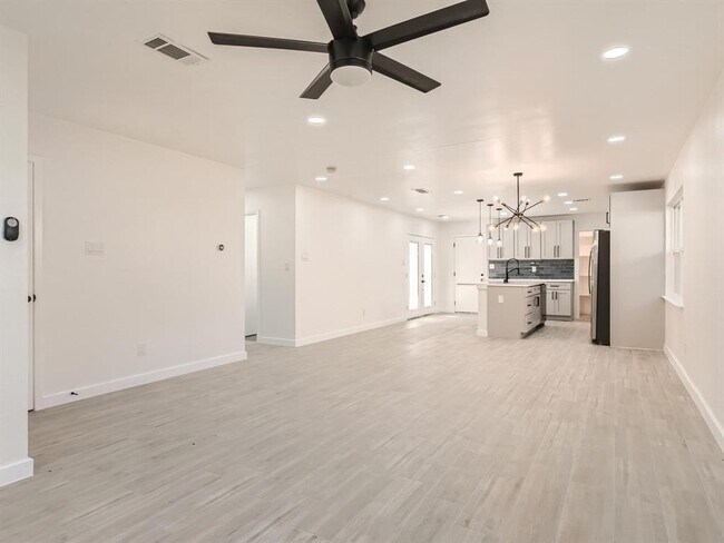 Building Photo - 8416 Maine Dr