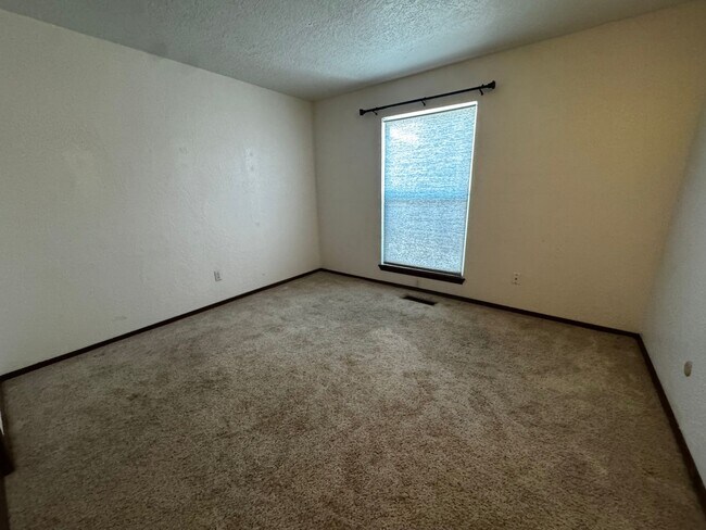 Building Photo - Beautiful 3 bedroom 2 bath