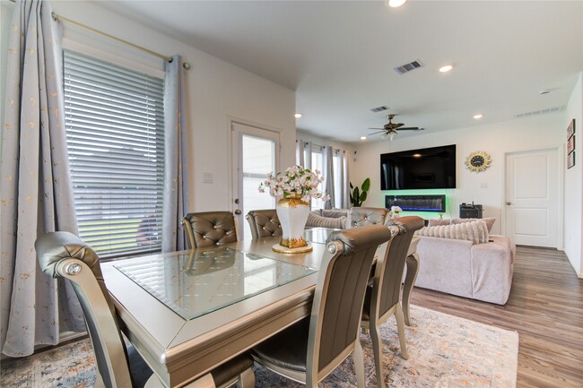 Building Photo - 26627 Ledgemont Dr