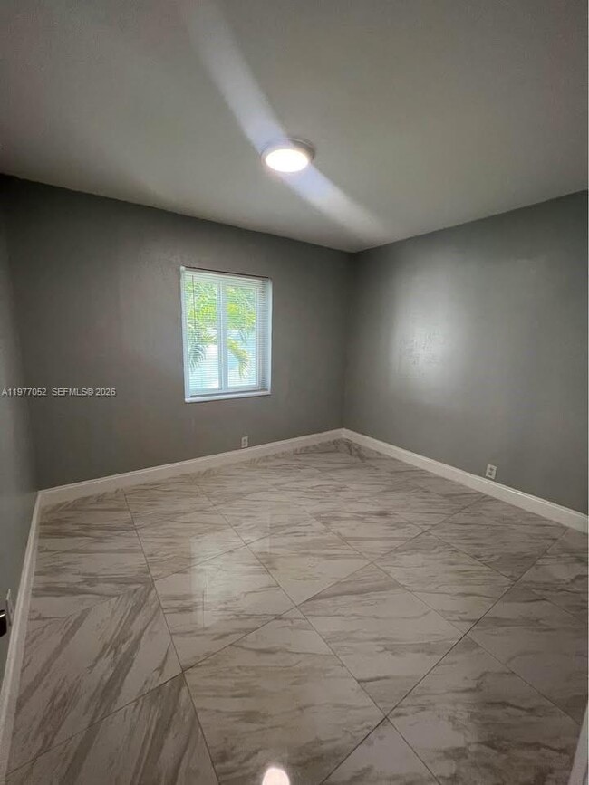 Building Photo - 18 Miami Gardens Rd