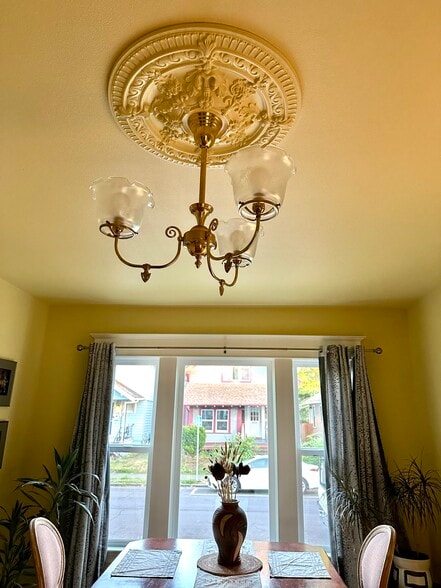 Building Photo - 729 NE Shaver St