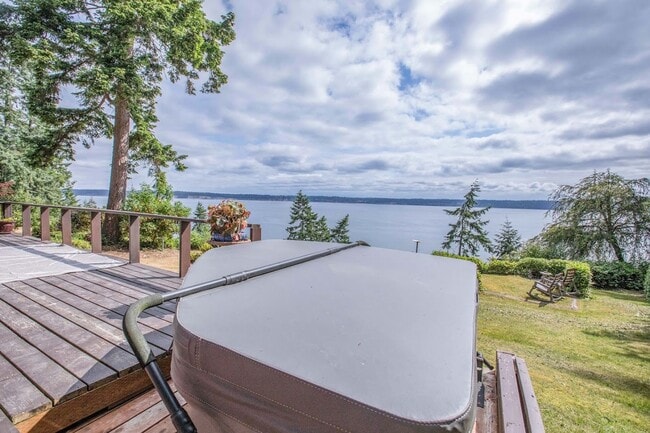 Building Photo - Gorgeous Langley Home With Water View and ...