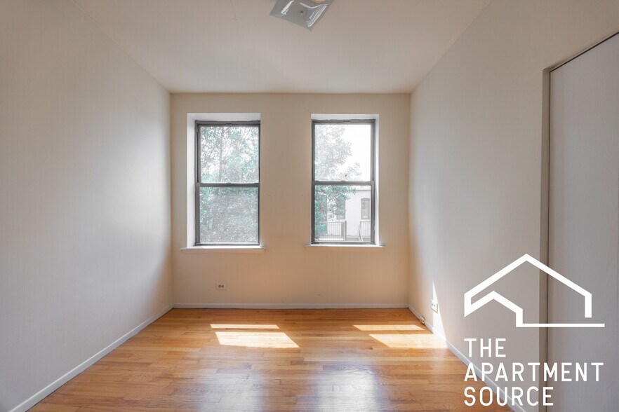 Building Photo - 3147 W Medill Ave