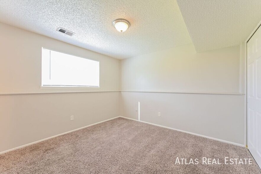 Building Photo - 14935 E Columbia Dr