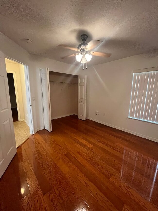 Building Photo - Beautiful Open Floor Plan 4 bedrom 2 Bath!