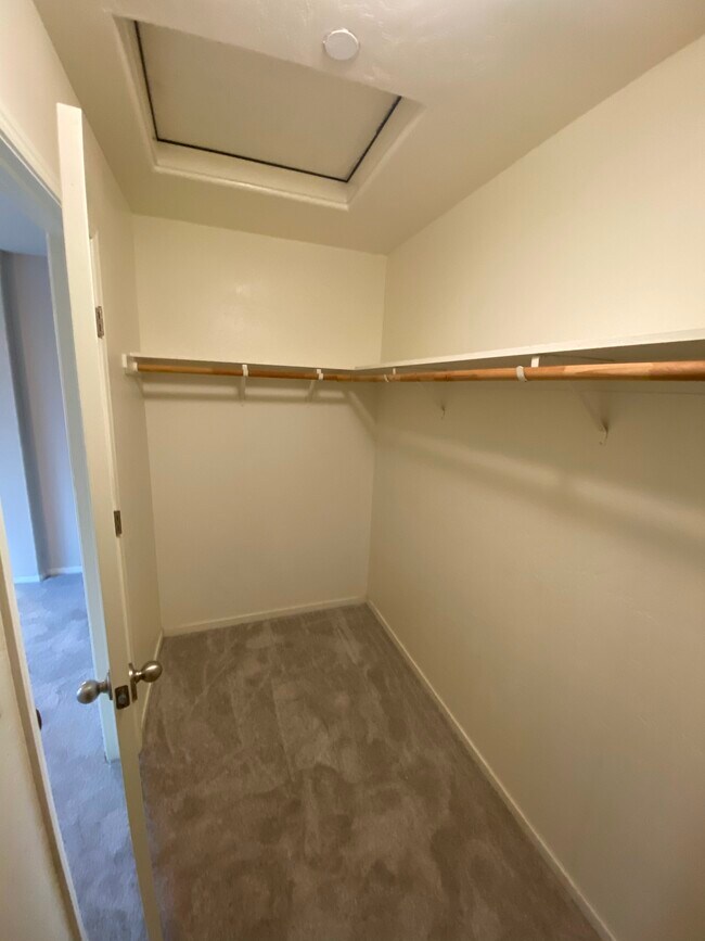 Building Photo - 450 Topanga Ct