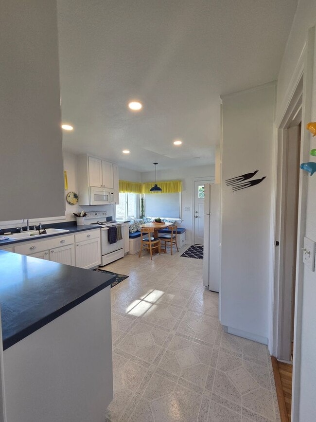 Building Photo - Fully Furnished 1-Bedroom with River Views...