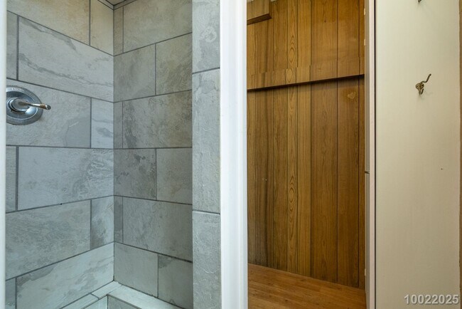 Building Photo - Move in Ready! 1 BD 1 BA home in Aiea ($300 off the first month’s rent if moved in before Decembe...