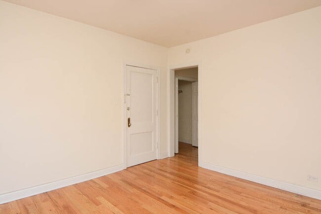 Building Photo - 824 W Waveland Ave