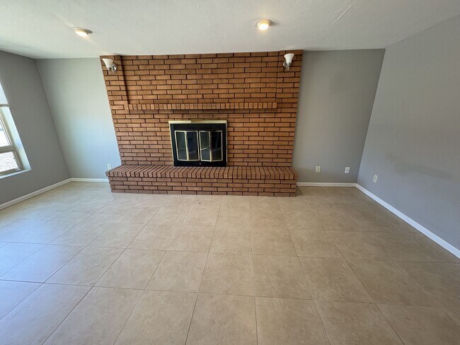 Building Photo - Central Tucson, close to University of Arizona and more!!!