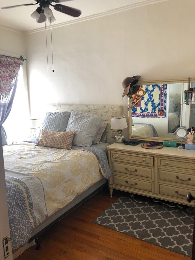 Building Photo - Sun-drenched Roscoe Village with sunny patio and yard