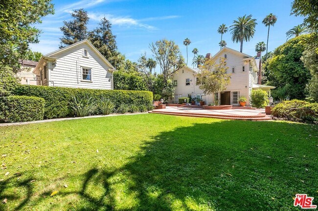 Building Photo - 809 N Bedford Dr