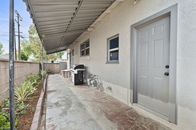 Building Photo - 2 br, 1.5 bath Duplex - 1160 North Fries A...