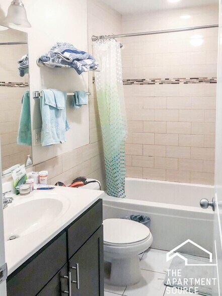 Building Photo - 839 W Cornelia Ave