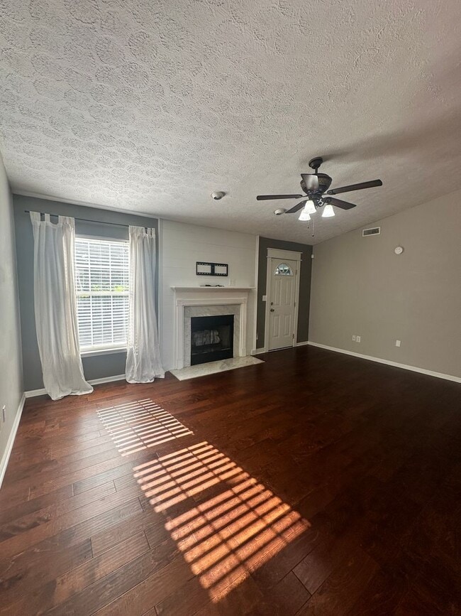 Building Photo - Charming 3-Bed Home with Fenced Yard!
