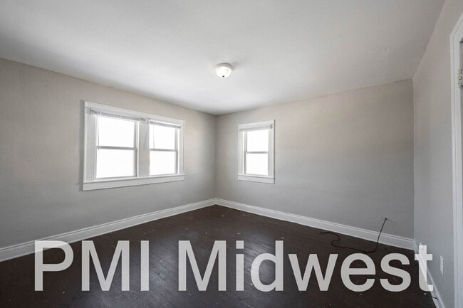 Building Photo - "Charming 3-Bed Duplex on Guilford Ave - A Cozy 1100 Sq Ft Retreat in Indianapolis!"