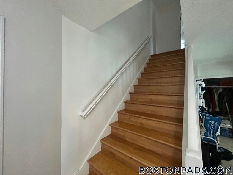 Building Photo - 5 Etna St