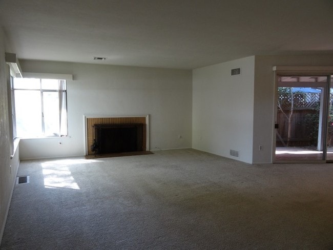 Building Photo - 2950 Land Park Dr