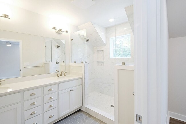 Building Photo - Dog-Friendly S. Albemarle Townhome