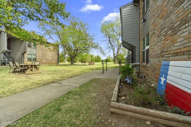 Building Photo - 3 br, 1.5 bath Apartment - Cleburne Plaza C