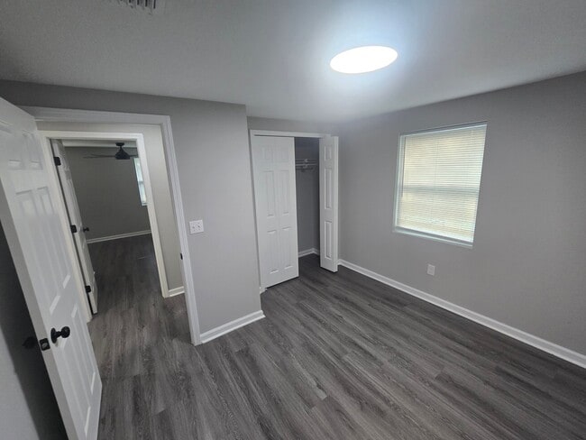 Building Photo - 9762 Bayview Ave