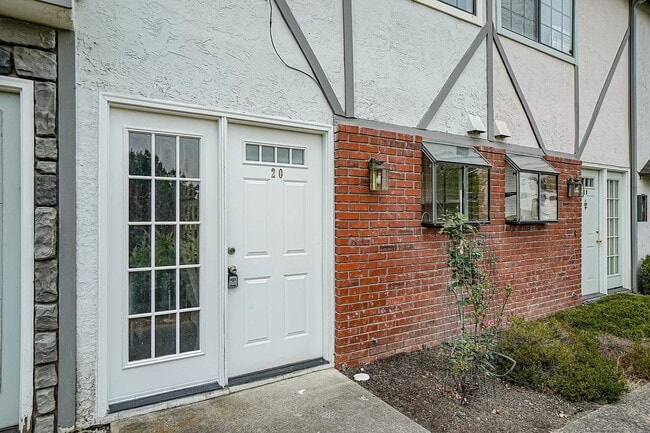 Building Photo - Two bedroom Townhouse near Ashland Community Hospital
