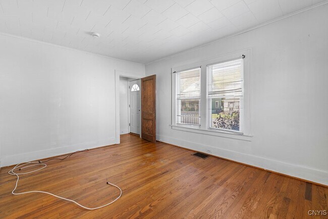 Building Photo - 401 Valley Dr