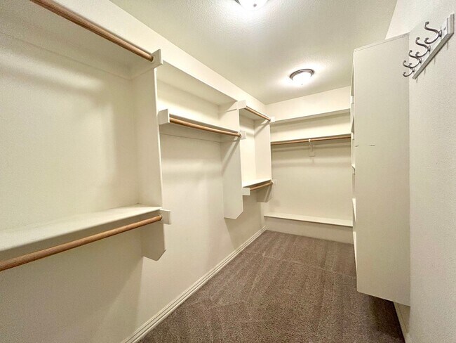 Building Photo - Gorgeous Home with Vaulted Ceilings and La...