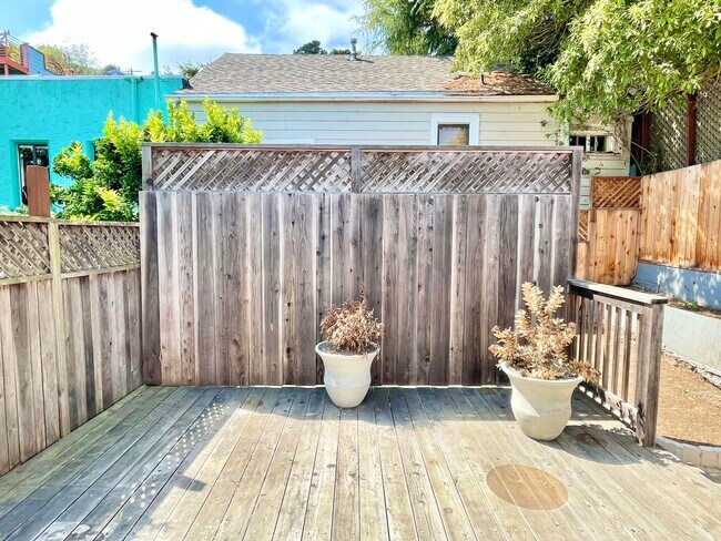 Building Photo - Remodeled Off Street Cottage 2BR/1BA Priva...