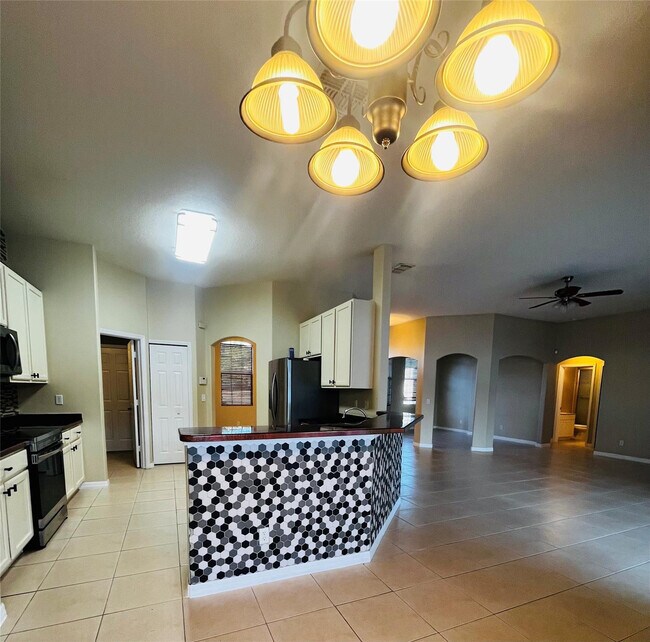 Building Photo - 602 SW McCall Rd