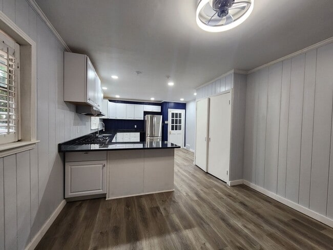 Building Photo - 2 Bedroom 2.5 Bath Home MINS FROM LENOX SQUARE MALL!