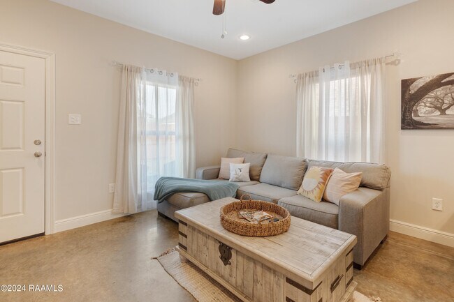 Building Photo - 416 Row 3