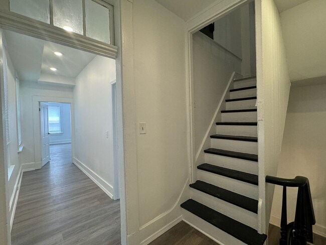 Building Photo - 7 Bed/3 Bath Mins. from UC Campus $750/pp ...
