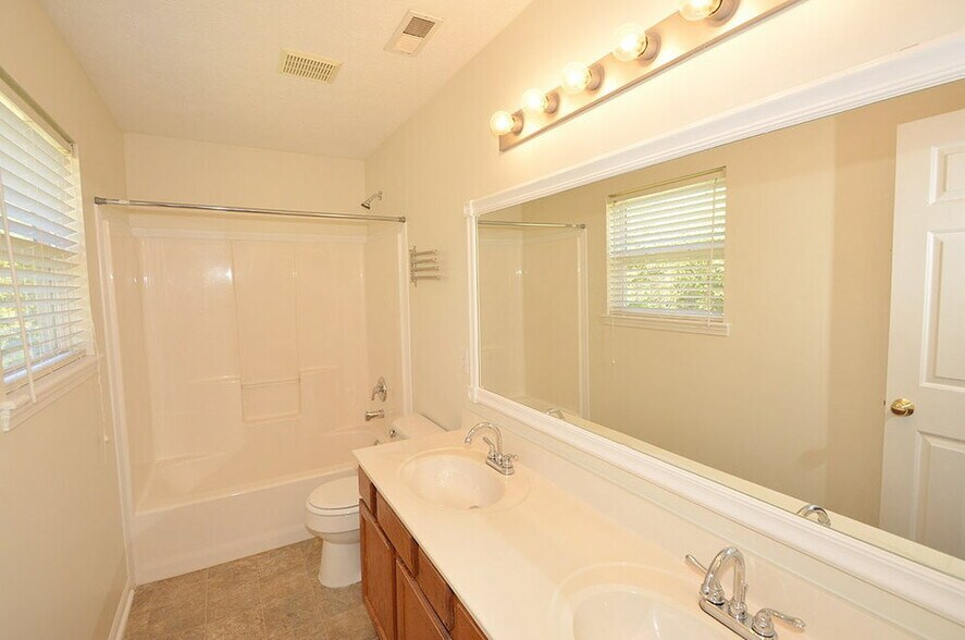 Building Photo - 3146 Crestwell Dr