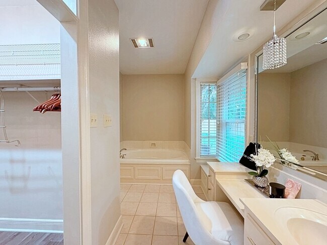 Building Photo - Beautiful Furnished home off Perkins Rd.