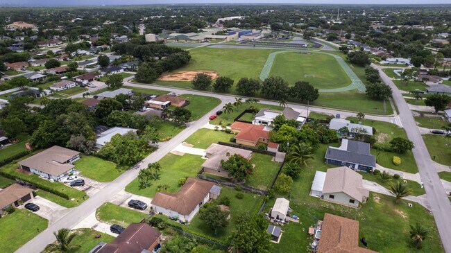 Building Photo - ** GOLDEN GATE CITY ** 3 BED + DEN / 2 BAT...