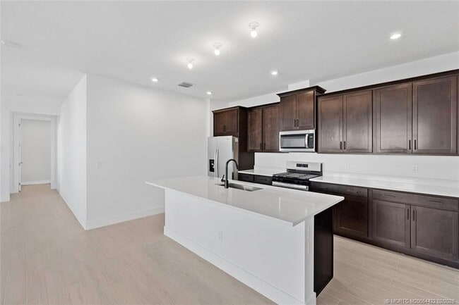 Building Photo - 823 SW Pr Ave